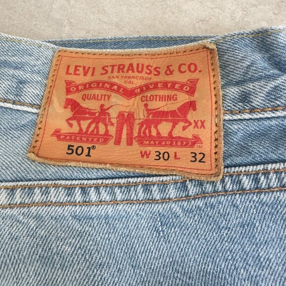Levi's 501 Light Wash Blue Denim Jeans 30 x 32 Leather Patch - Picture 3 of 6